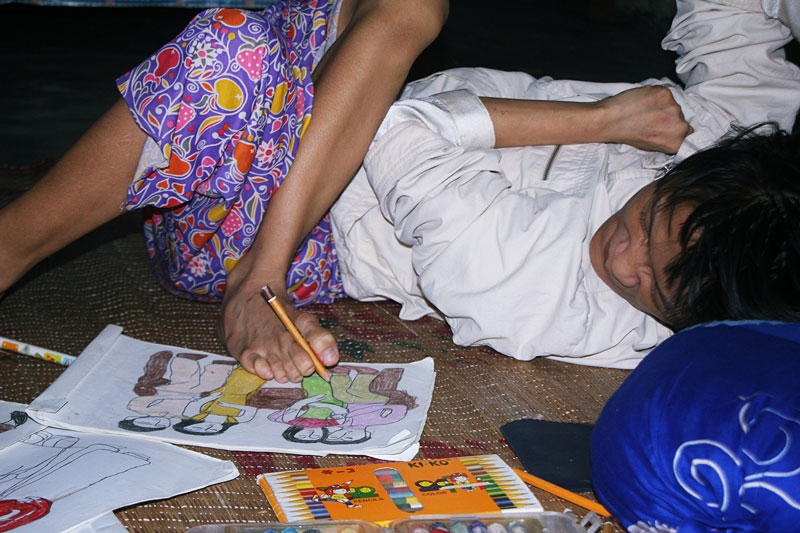 Cô gái khuyết tật ở Huế vẽ tranh bằng chân và lời nói dối đẫm nước mắt của người mẹ