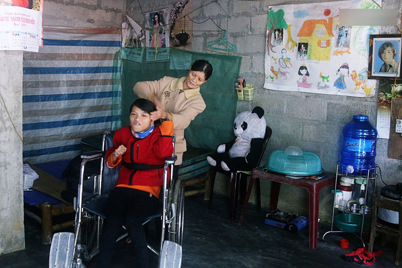 Cô gái khuyết tật ở Huế vẽ tranh bằng chân và lời nói dối đẫm nước mắt của người mẹ