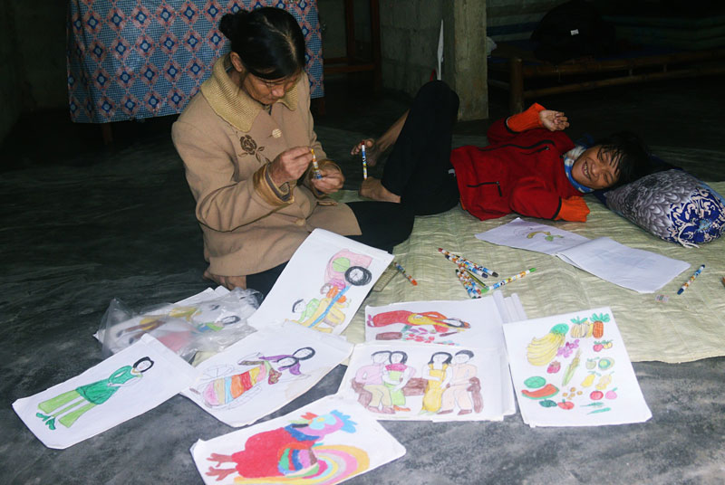 Cô gái khuyết tật ở Huế vẽ tranh bằng chân và lời nói dối đẫm nước mắt của người mẹ