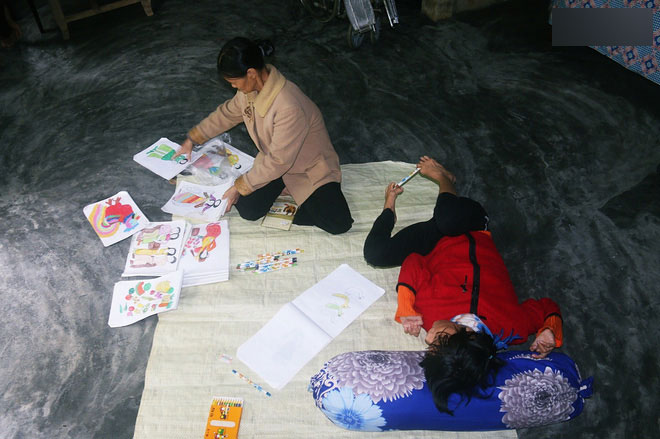 Cô gái khuyết tật ở Huế vẽ tranh bằng chân và lời nói dối đẫm nước mắt của người mẹ