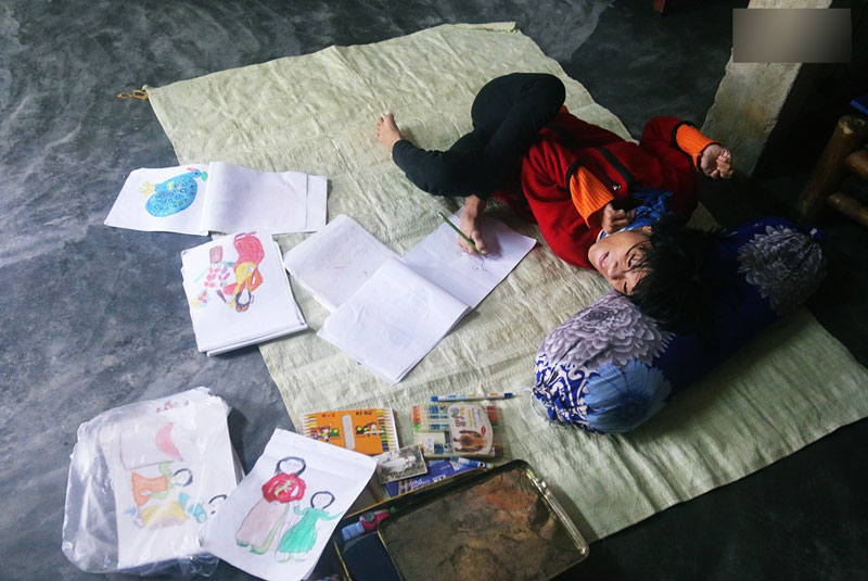 Cô gái khuyết tật ở Huế vẽ tranh bằng chân và lời nói dối đẫm nước mắt của người mẹ