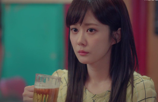 Lần đầu đi bar của gái ngoan và bí mật cay đắng được khám phá