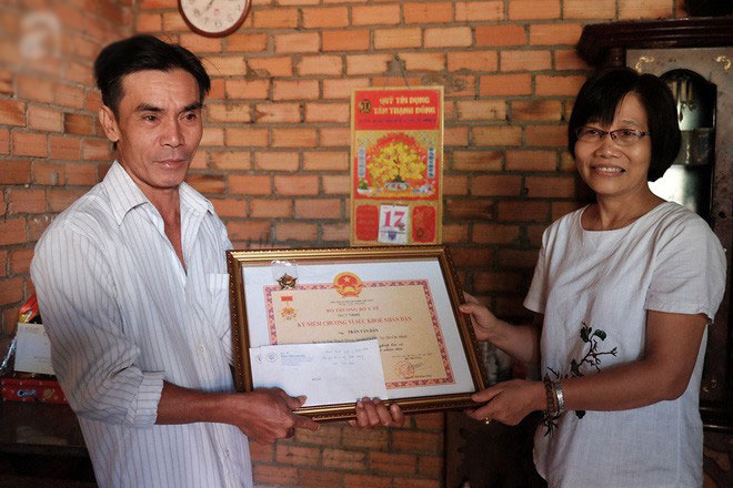 Người phụ nữ mù tự tìm đường đến bệnh viện nhờ bác sĩ lăn tay vào lá đơn hiến tạng cứu người