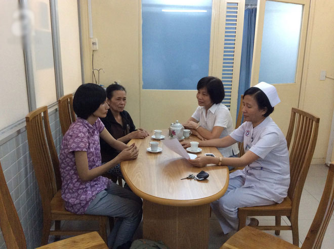 Người phụ nữ mù tự tìm đường đến bệnh viện nhờ bác sĩ lăn tay vào lá đơn hiến tạng cứu người