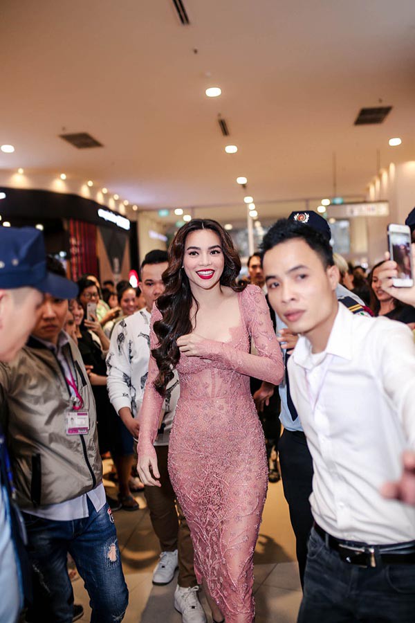 Hồ Ngọc Hà mặc gợi cảm, công khai tình tứ với Kim Lý trước đám đông