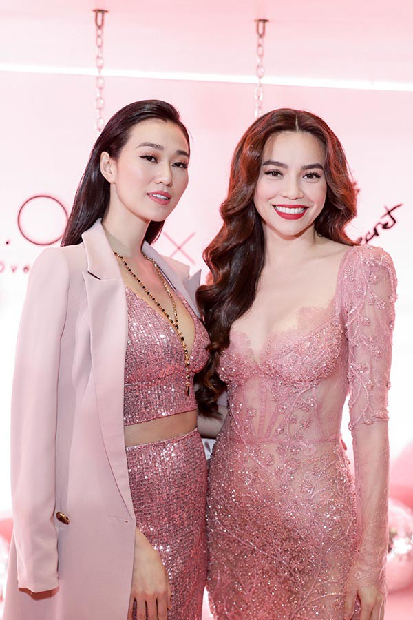 Hồ Ngọc Hà mặc gợi cảm, công khai tình tứ với Kim Lý trước đám đông