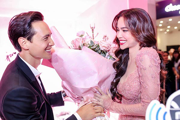 Hồ Ngọc Hà mặc gợi cảm, công khai tình tứ với Kim Lý trước đám đông