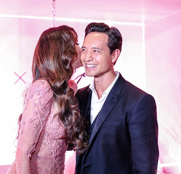 Hồ Ngọc Hà mặc gợi cảm, công khai tình tứ với Kim Lý trước đám đông