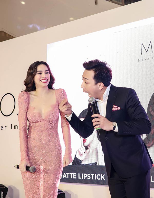 Hồ Ngọc Hà mặc gợi cảm, công khai tình tứ với Kim Lý trước đám đông