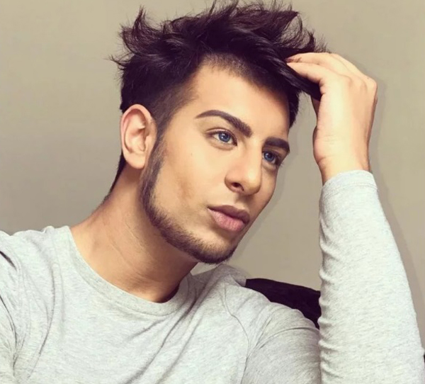 Thanh niên chụp 200 bức ảnh một ngày vì nghiện selfie