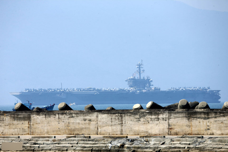 Hình ảnh đầu tiên của nhóm tác chiến tàu sân bay Mỹ ở Đà Nẵng