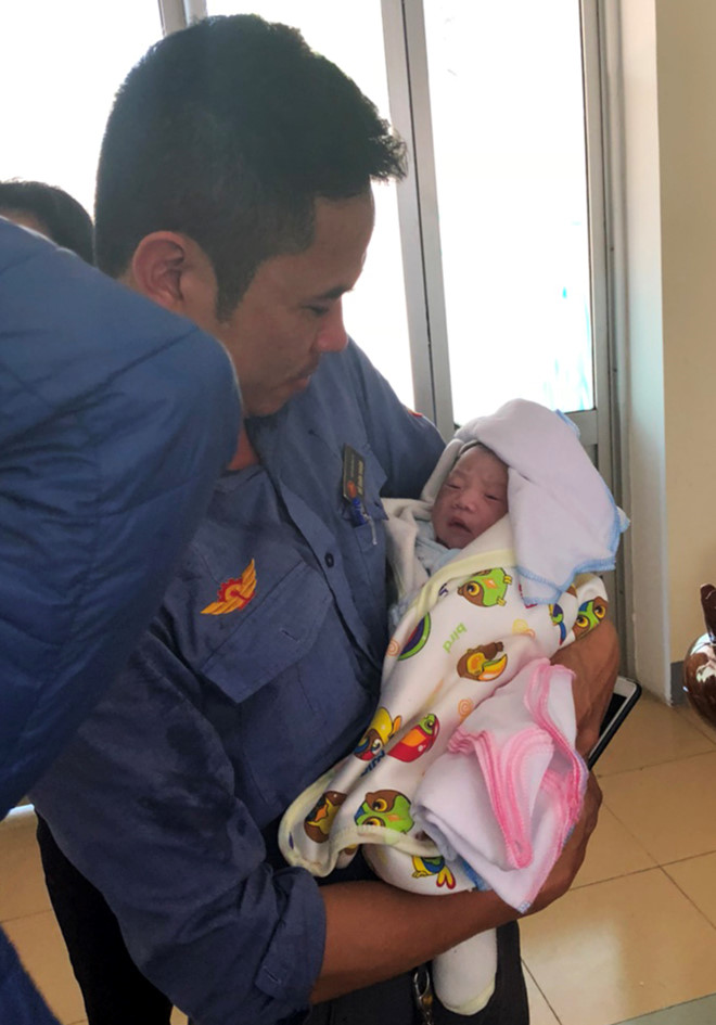 Nhân viên đường sắt đỡ đẻ cho sản phụ trên tàu Bắc - Nam