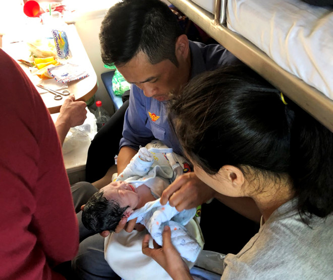 Nhân viên đường sắt đỡ đẻ cho sản phụ trên tàu Bắc - Nam