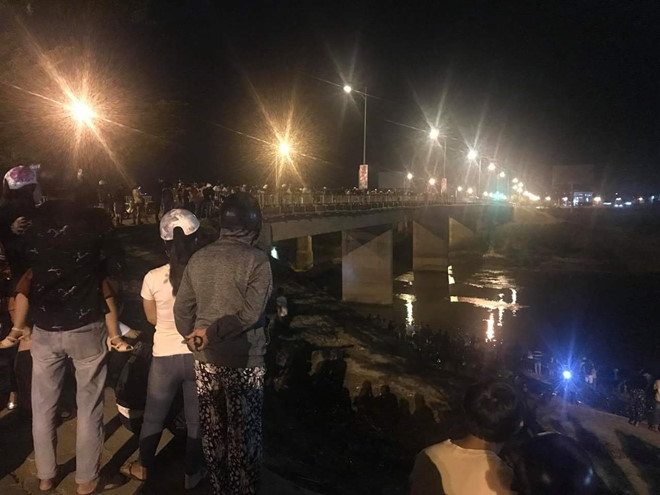 Nam thanh niên nhảy cầu trong đêm