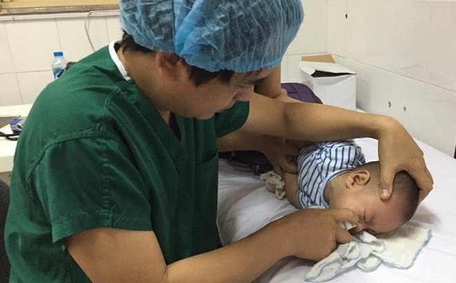Quyết không dùng kháng sinh, mẹ khiến con viêm tai giữa nặng vì tự chữa bằng thảo dược Quyết không dùng kháng sinh, mẹ khiến con viêm tai giữa nặng vì tự chữa bằng thảo dược