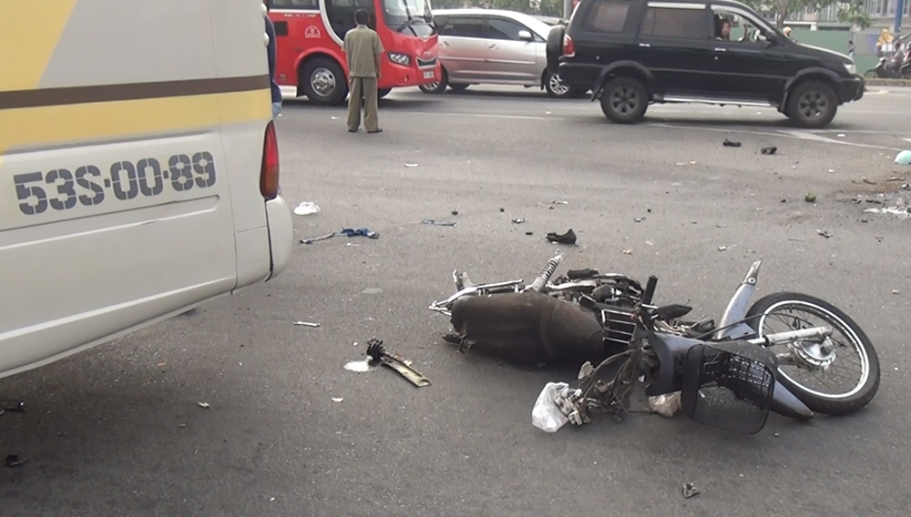 Xe khách đâm liên tiếp 2 xe máy, 5 người bị thương