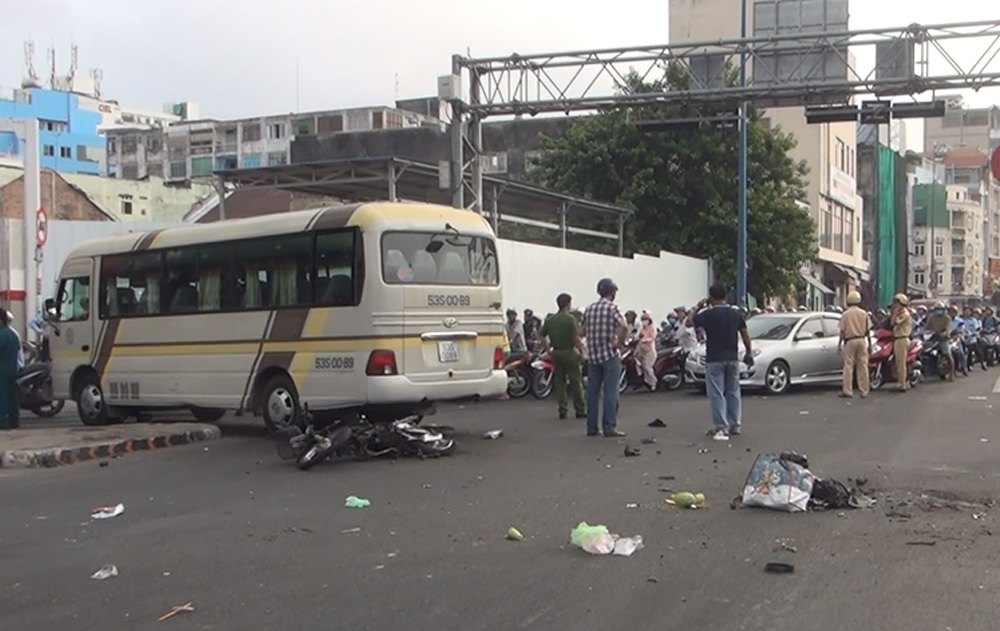 Xe khách đâm liên tiếp 2 xe máy, 5 người bị thương