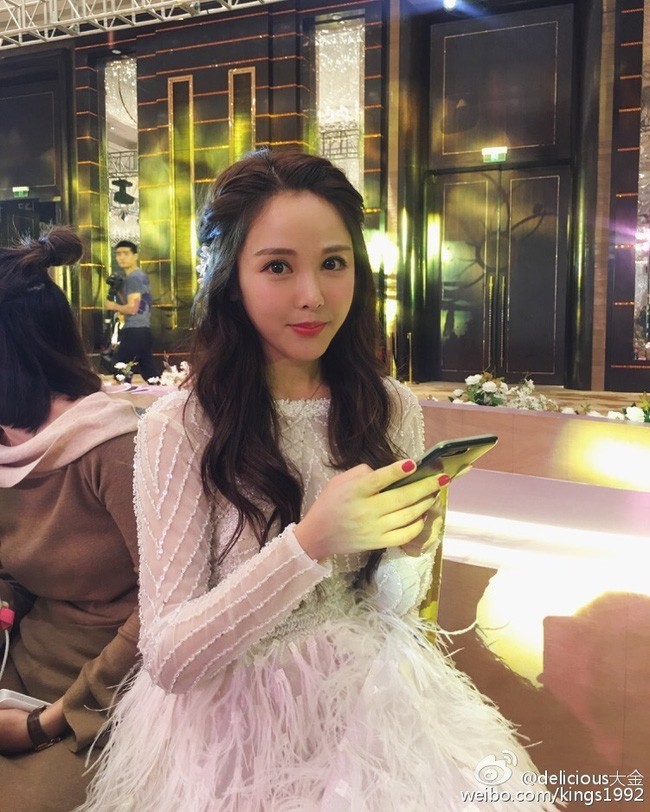 Hôn nhân viên mãn của hot girl xinh nhất Trung Quốc hậu đám cưới ngôn tình với thiếu gia giàu có Hôn nhân viên mãn của hot girl xinh nhất Trung Quốc hậu đám cưới ngôn tình với thiếu gia giàu có