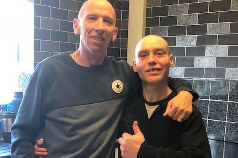 Anh: Tưởng em trai đã chết, kinh ngạc khi thấy ngoài phố