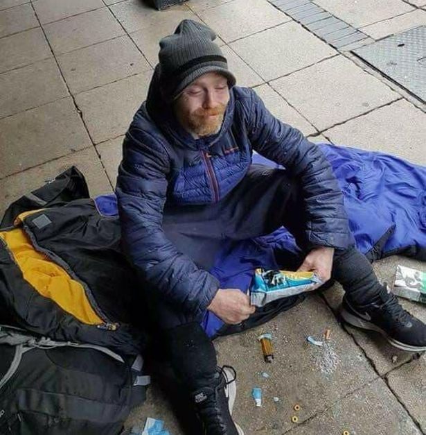 Anh: Tưởng em trai đã chết, kinh ngạc khi thấy ngoài phố