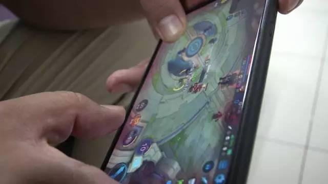 Tố chồng bị game nhập, bỏ ngủ, nhịn ăn, ngồi lì trong toilet 2 tiếng, cô vợ được hiến kế cách xử lý