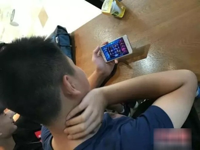 Tố chồng bị game nhập, bỏ ngủ, nhịn ăn, ngồi lì trong toilet 2 tiếng, cô vợ được hiến kế cách xử lý