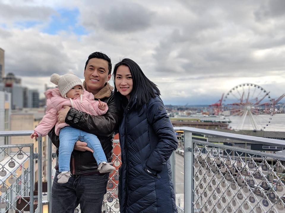 Lam Trường và bà xã 9x tự tay nấu ăn, tổ chức tiệc sinh nhật 1 tuổi cho con gái cưng