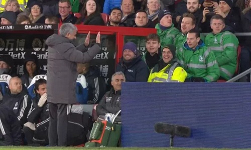 Mourinho có thể bị phạt vì đá chai nước vào CĐV đối phương