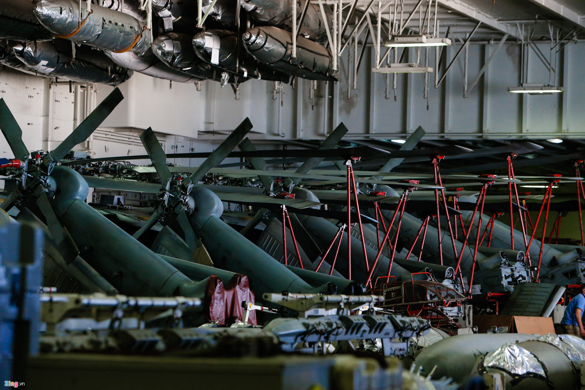 Cận cảnh phi đội uy lực trên siêu tàu sân bay tại Đà Nẵng