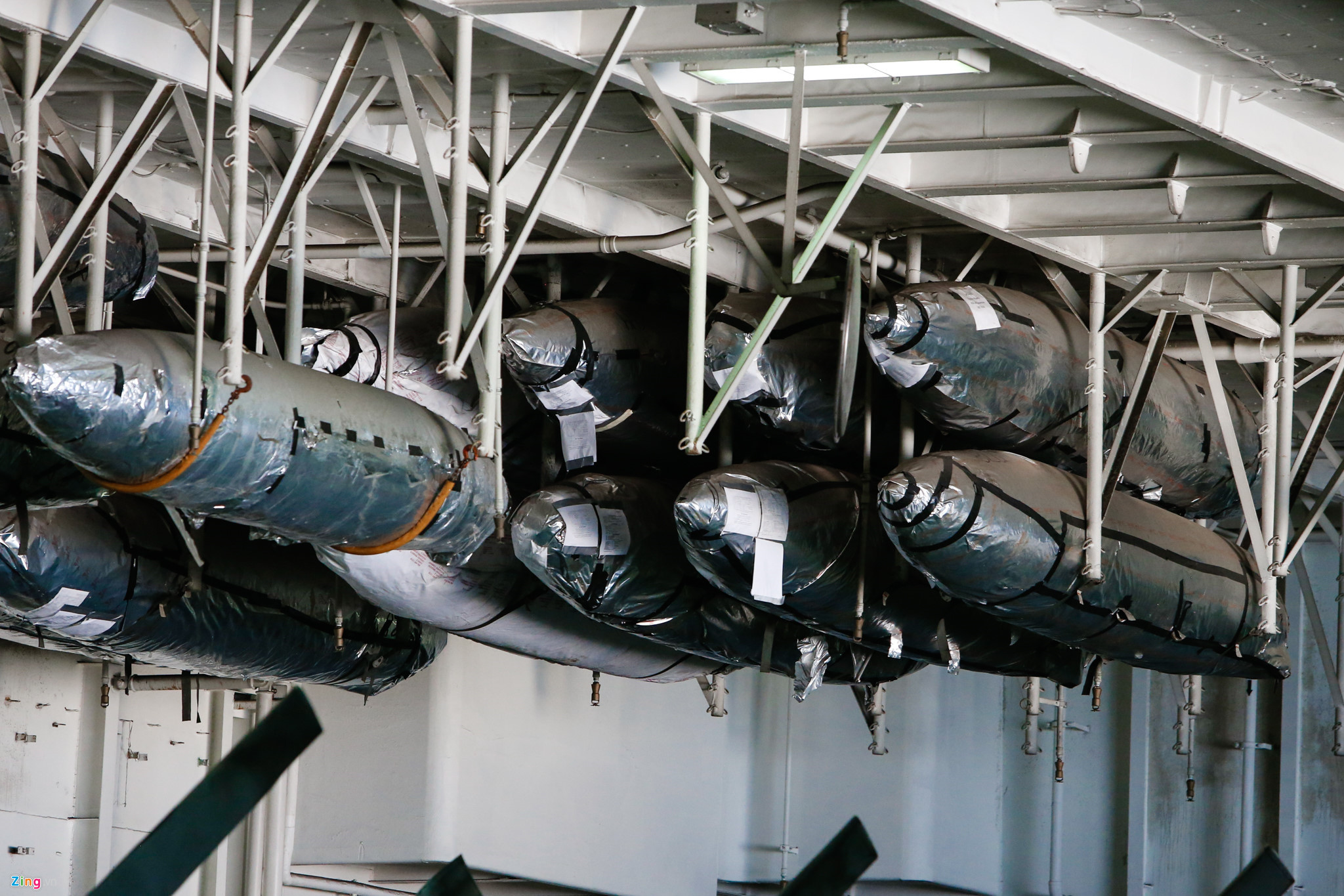 Cận cảnh phi đội uy lực trên siêu tàu sân bay tại Đà Nẵng