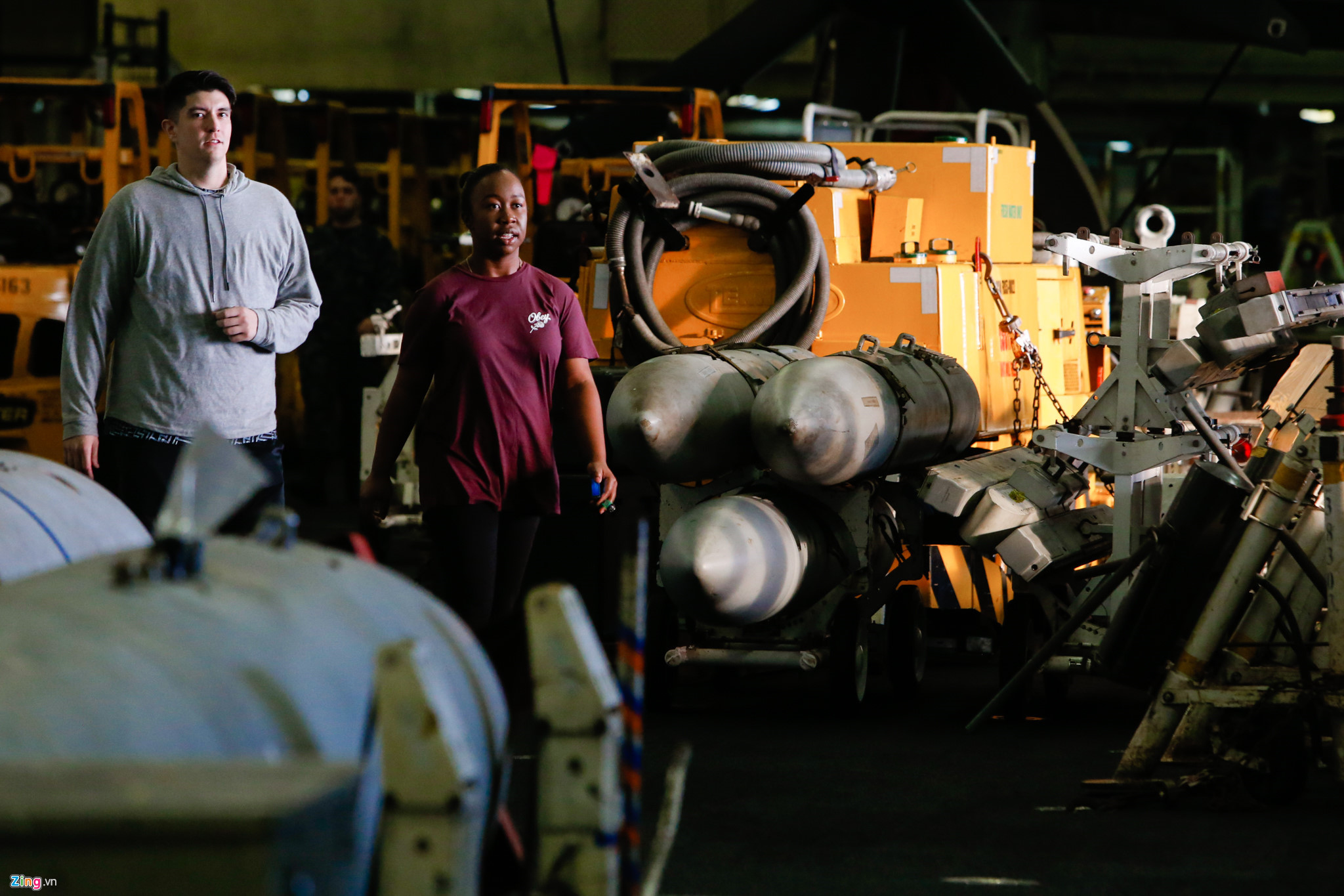 Cận cảnh phi đội uy lực trên siêu tàu sân bay tại Đà Nẵng