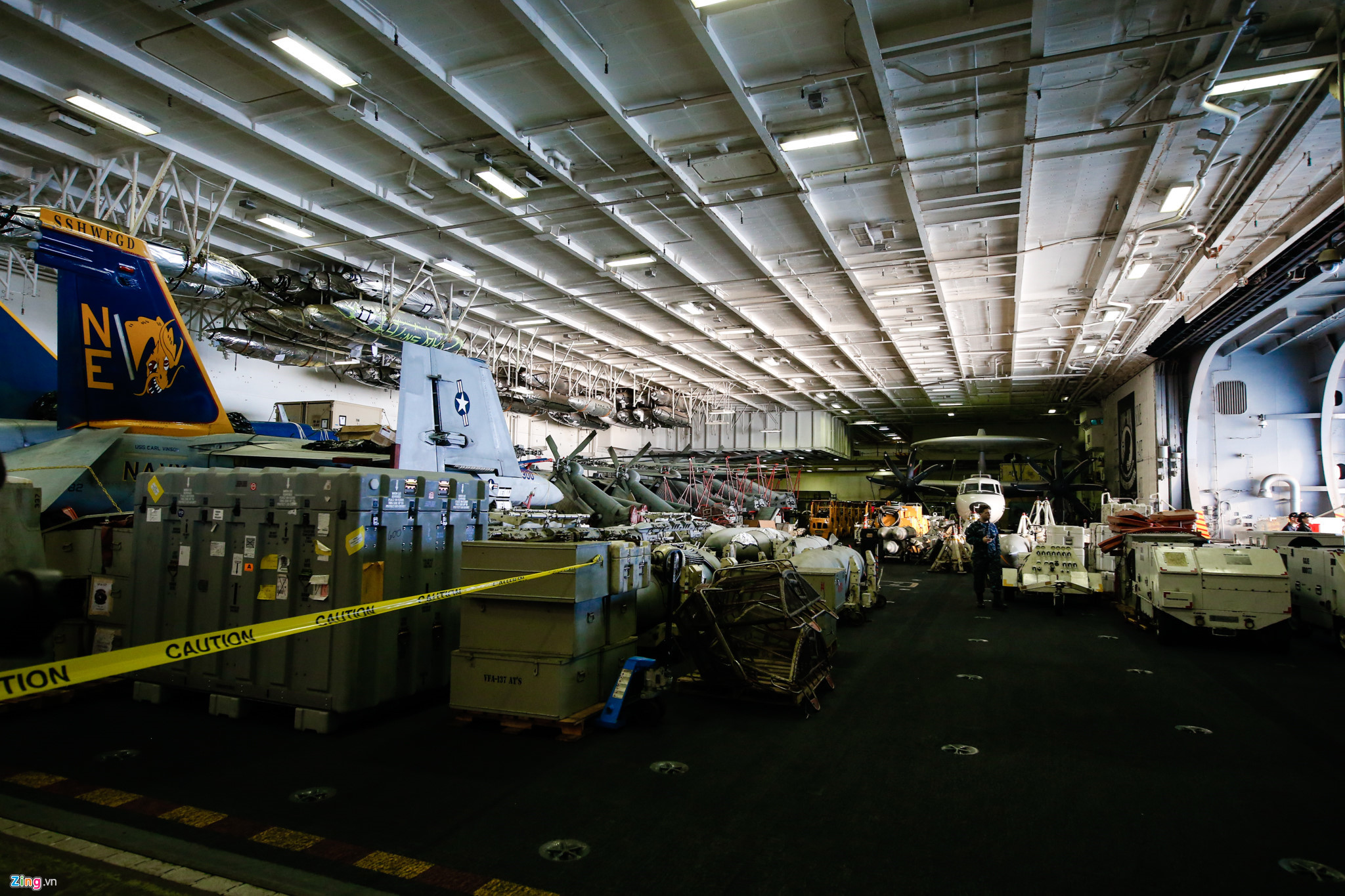 Cận cảnh phi đội uy lực trên siêu tàu sân bay tại Đà Nẵng