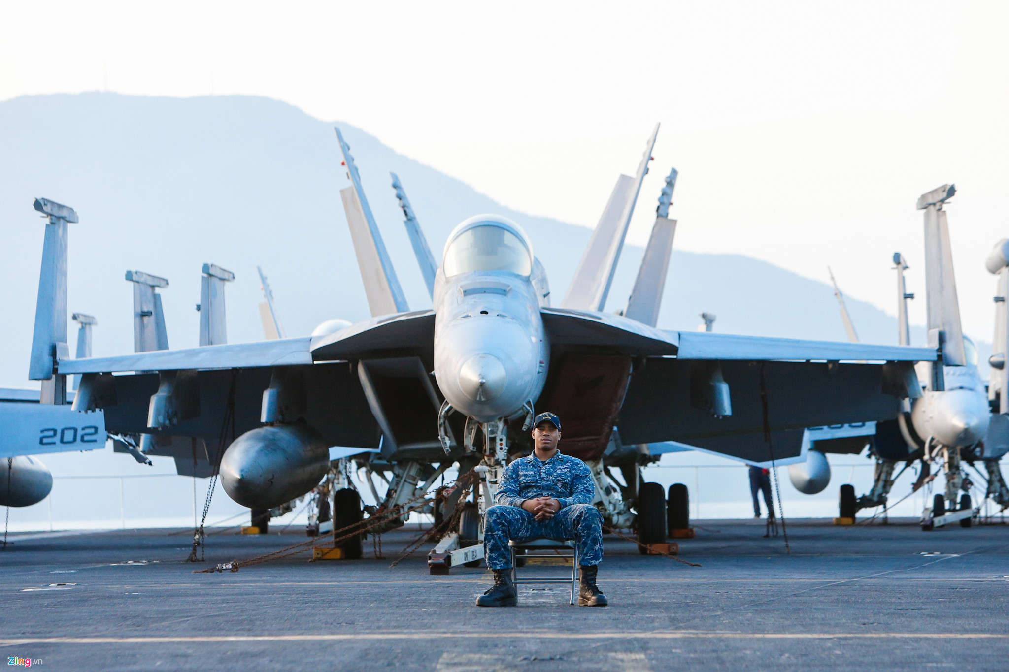 Cận cảnh phi đội uy lực trên siêu tàu sân bay tại Đà Nẵng