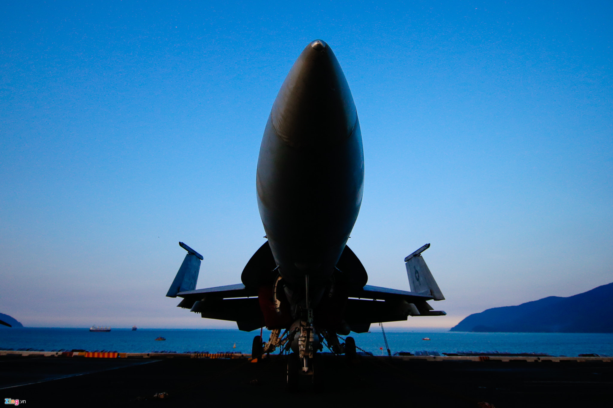 Cận cảnh phi đội uy lực trên siêu tàu sân bay tại Đà Nẵng