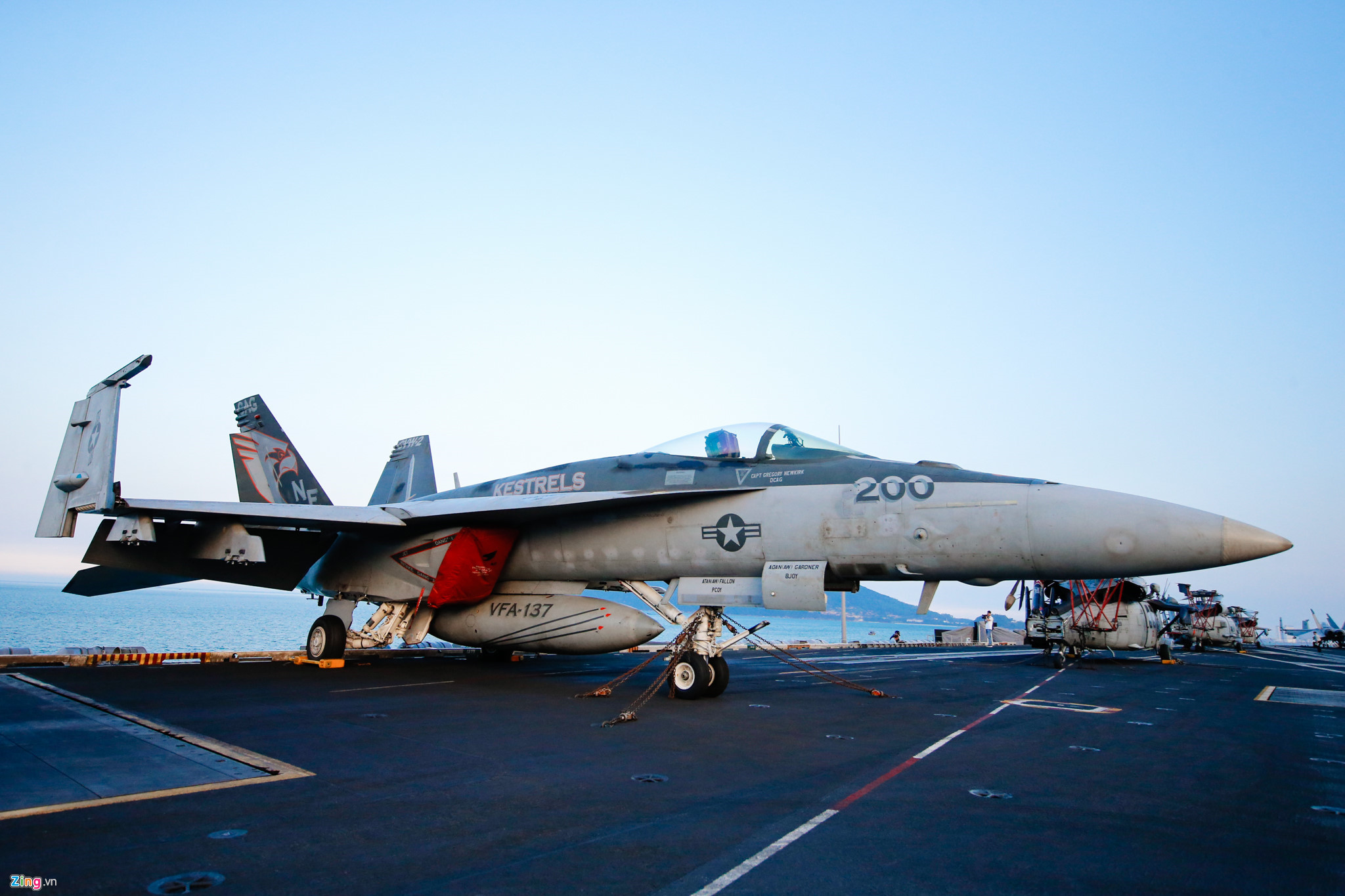 Cận cảnh phi đội uy lực trên siêu tàu sân bay tại Đà Nẵng