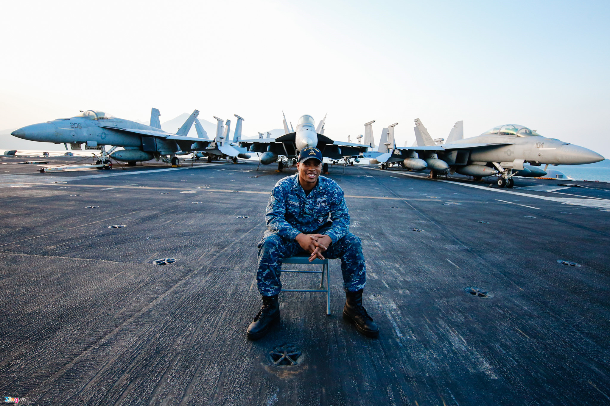 Cận cảnh phi đội uy lực trên siêu tàu sân bay tại Đà Nẵng