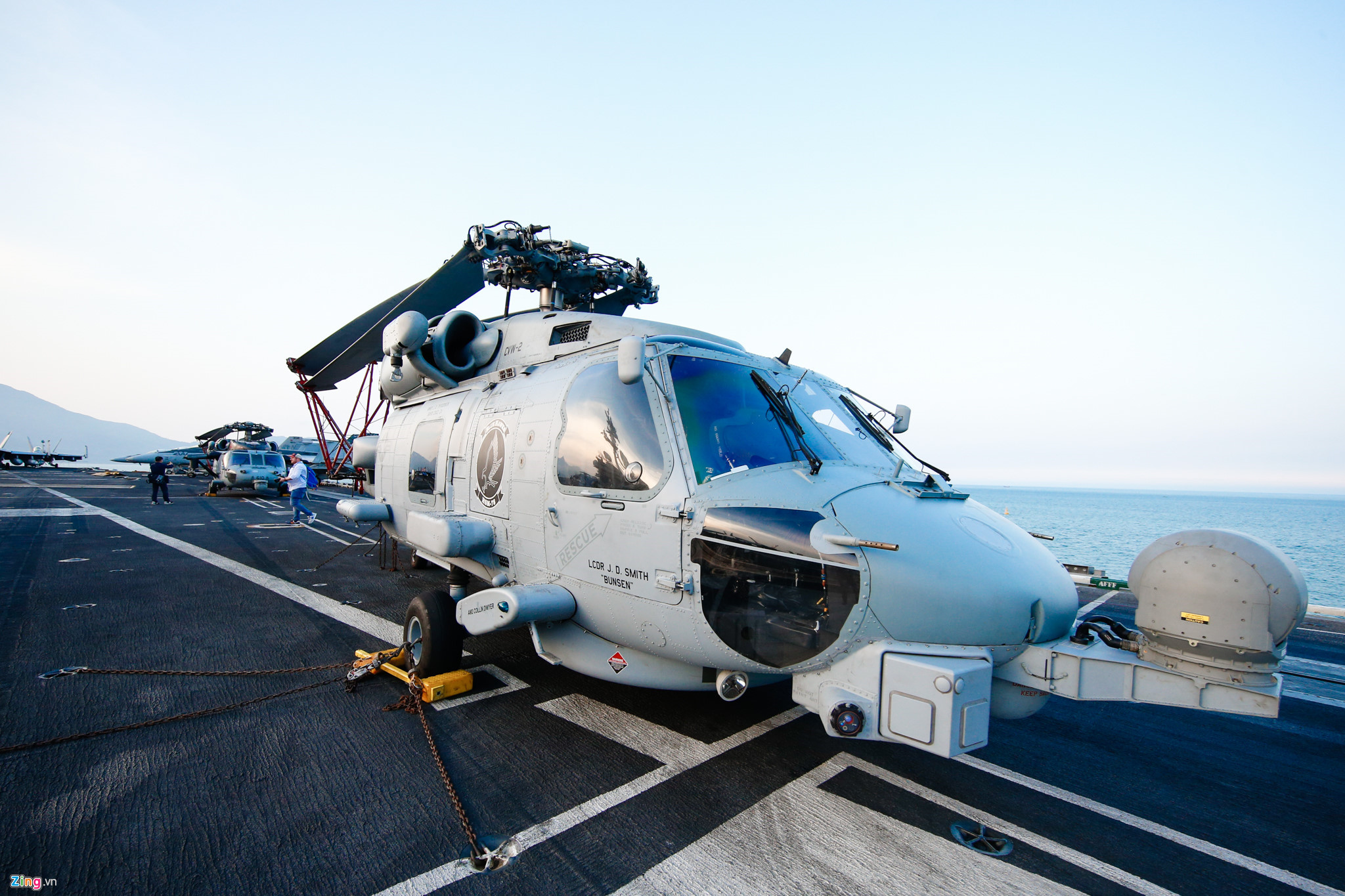 Cận cảnh phi đội uy lực trên siêu tàu sân bay tại Đà Nẵng