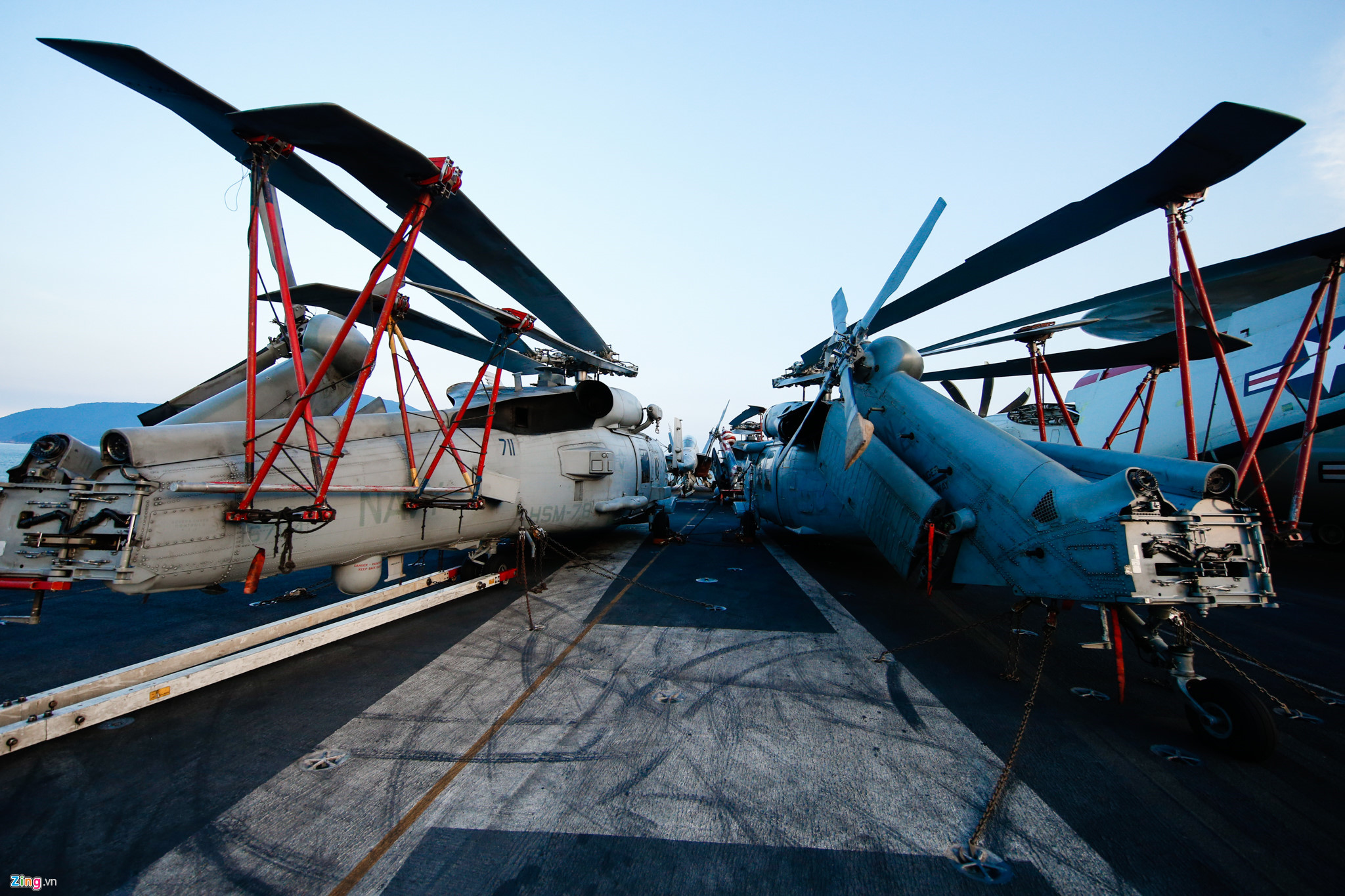 Cận cảnh phi đội uy lực trên siêu tàu sân bay tại Đà Nẵng