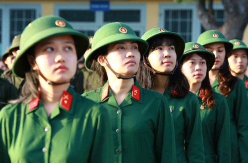 TP HCM có hai cô gái nhập ngũ