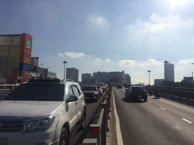 3 ô tô va chạm liên hoàn, cặp vợ chồng cùng 2 con nhỏ kêu cứu trong taxi