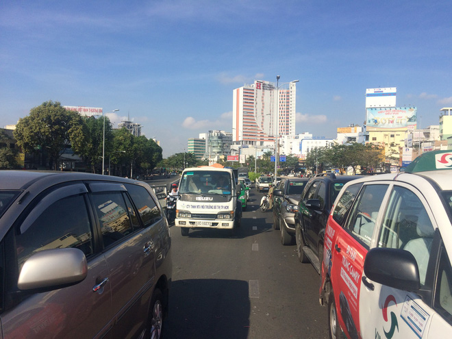 3 ô tô va chạm liên hoàn, cặp vợ chồng cùng 2 con nhỏ kêu cứu trong taxi