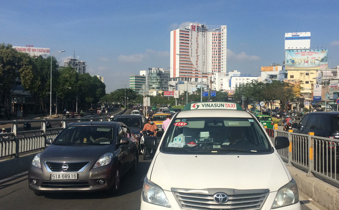 3 ô tô va chạm liên hoàn, cặp vợ chồng cùng 2 con nhỏ kêu cứu trong taxi 3 ô tô va chạm liên hoàn, cặp vợ chồng cùng 2 con nhỏ kêu cứu trong taxi