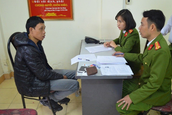 Bắt nghi phạm trốn lệnh truy nã đến trụ sở công an làm thẻ căn cước