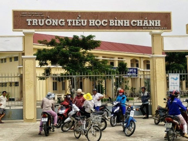 Ông Võ Hoài Thuận: Tôi không ép, cô giáo tự quỳ