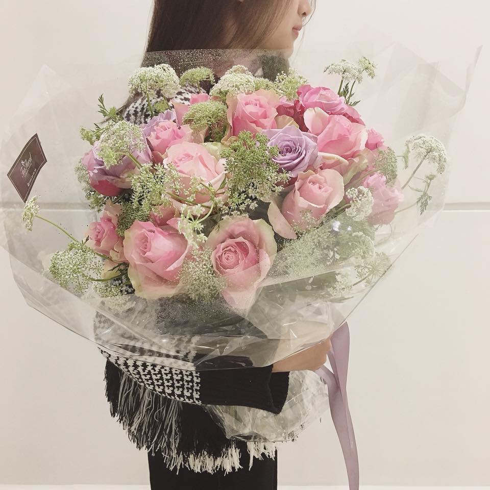 Chàng trai chi 25 triệu mua bó hồng 99 bông tặng bạn gái