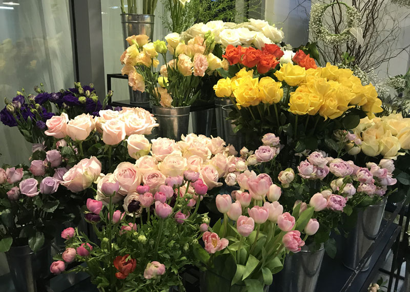 Chàng trai chi 25 triệu mua bó hồng 99 bông tặng bạn gái