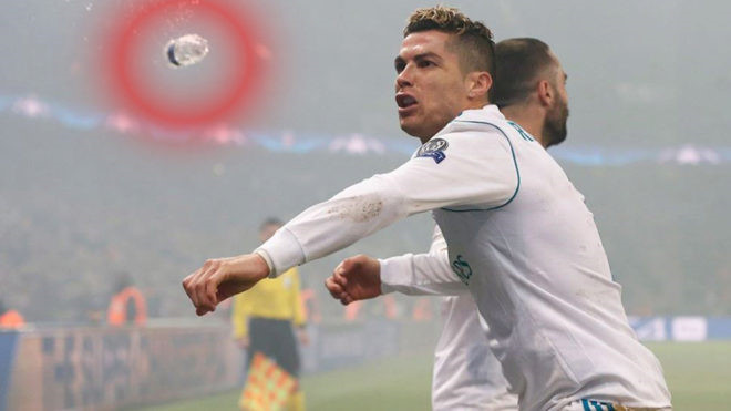 Ronaldo may mắn không lĩnh trọn chai nước