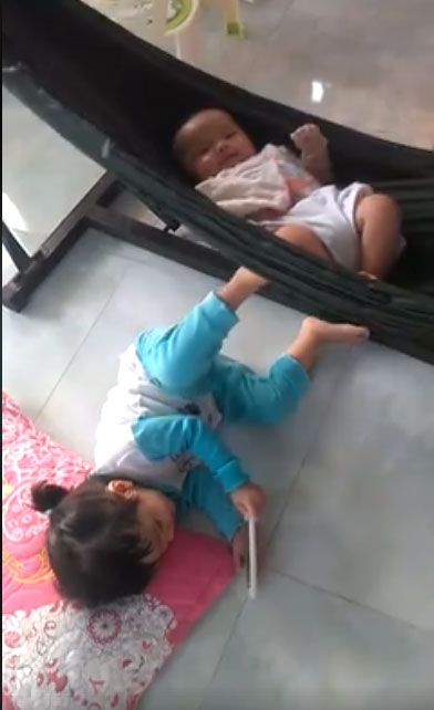 Hình ảnh chị vừa hát vừa đưa võng ru em đáng yêu đến mức mẹ nào cũng muốn có một cô con gái