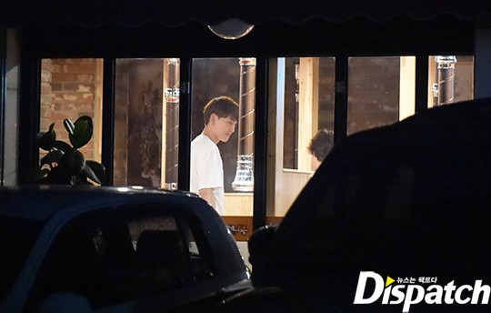 Dispatch tung ảnh độc quyền Park Shin Hye diện đồ đôi, hẹn hò cùng đàn em kém tuổi