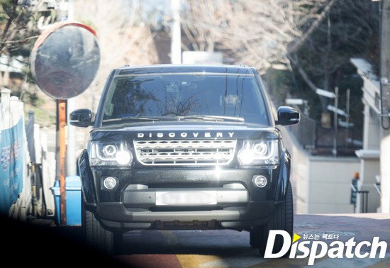 Dispatch tung ảnh độc quyền Park Shin Hye diện đồ đôi, hẹn hò cùng đàn em kém tuổi